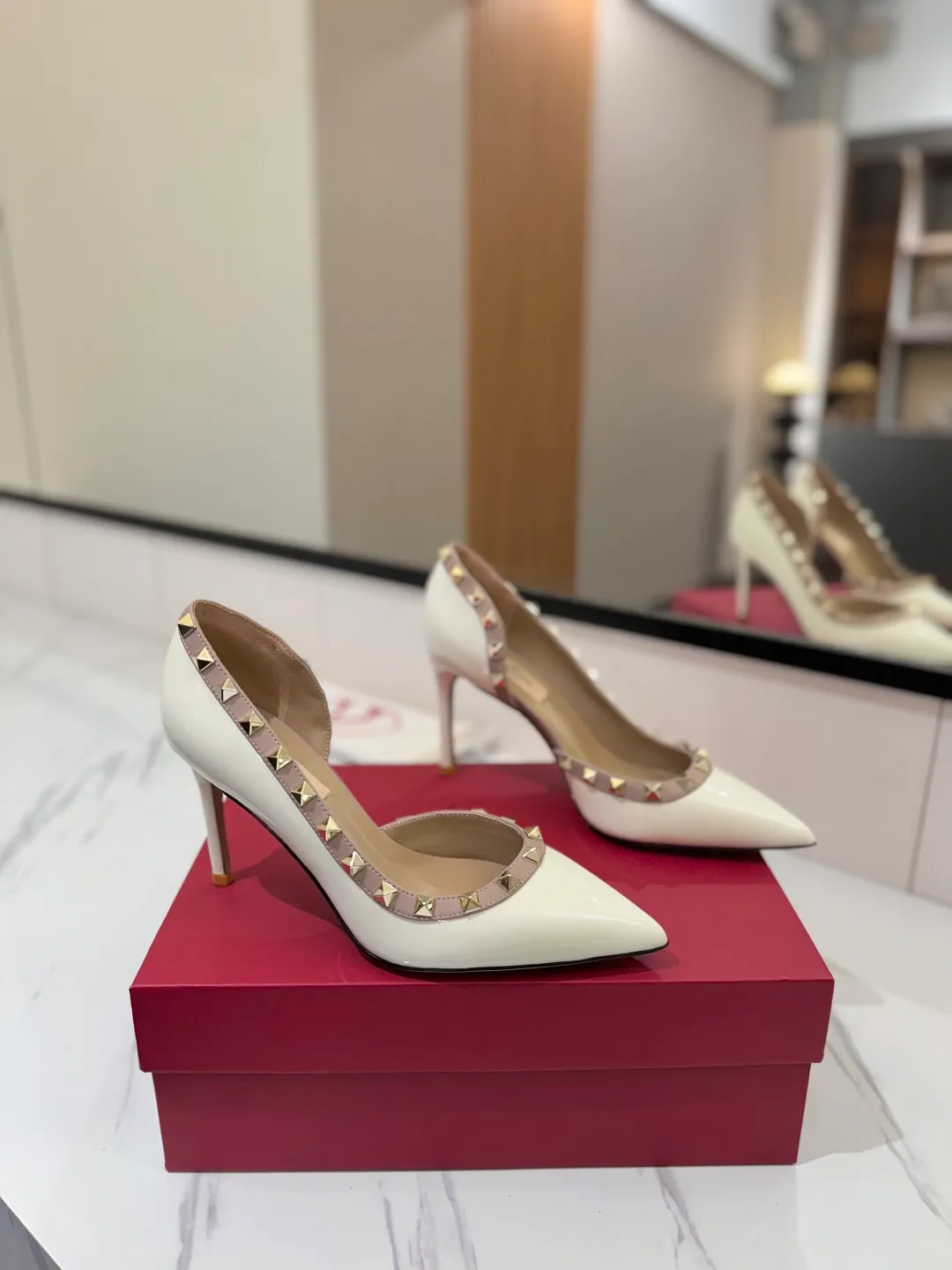 👟👟Ex-factory price 580👟👟 Valentino/Valentino rivet VT classic shoes, top replica! The side curves are perfect, the original molded custom-made rust-free rivets, and the textured hardware bring out a full sense of high-end, giving you a genuine foot feel! The first choice for high-end customers❤️ [Material] Upper: Original imported custom patent leather Lining: Original imported goatskin Outsole: Imported pearlescent leather outsole Heel height: 6.5CM Code number: 35-39 [34, 40, 41, 42 custom-made are not returnable]